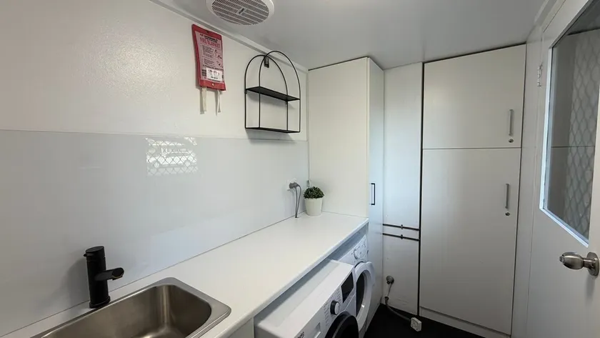 THE TERRACES UNIT 4- beautifully renovated ground floor unit. - Image 1