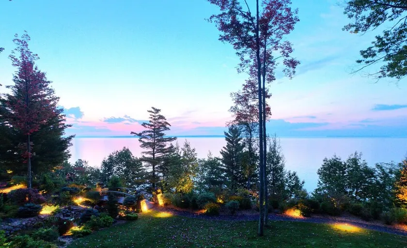 Luxurious Lake Superior Estate with Outdoor Hot Tub - Image 1