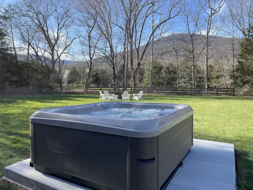 Spacious retreat: Game Room, Hot Tub & Fire Pit - Image 1