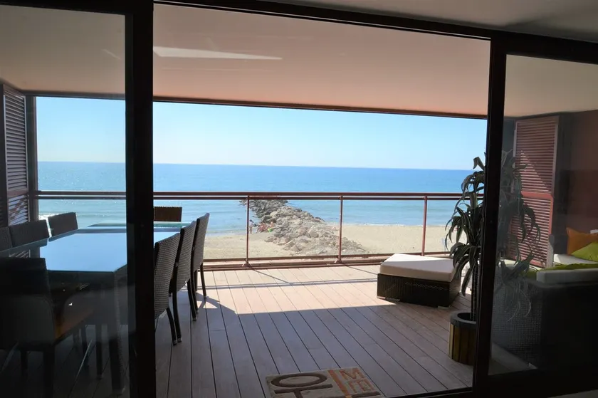 Sur la plage, Face à la mer, Appartement luxe 5* de 75m2 et terrasse de 25 m2 ! - Image 1