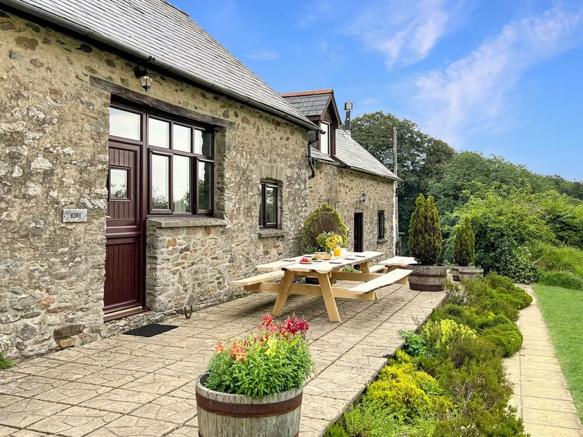 Kiri - Charming Cottage Perfect for Large Groups & Family - Image 1