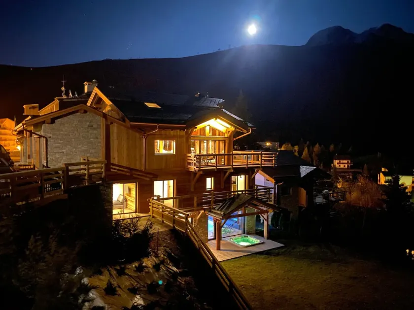 Chalet Black Combs, Swimming Pool, Sauna, Jacuzzi, Movie Theater, Massage, Pool Table, Sports, PMR - Image 1
