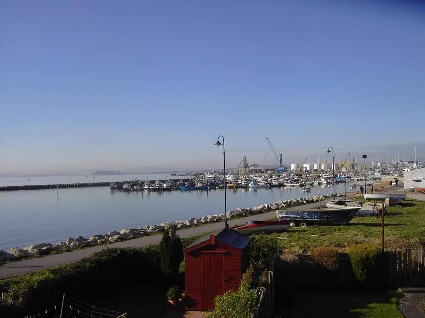 Stunning Waterside 2 Bedroom House in Poole - Image 1