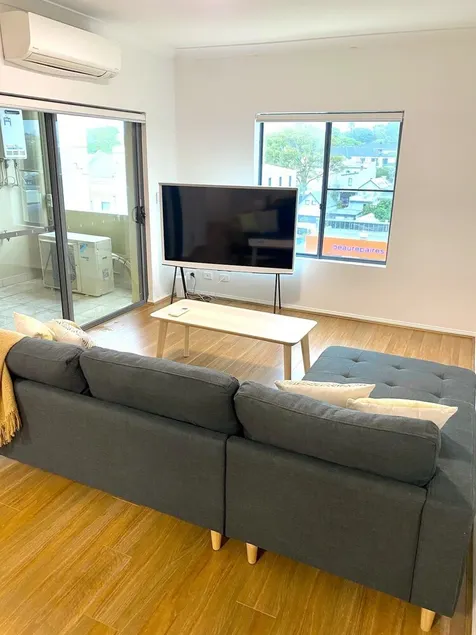 Lovely 2 bedroom apartment with city views - Image 1