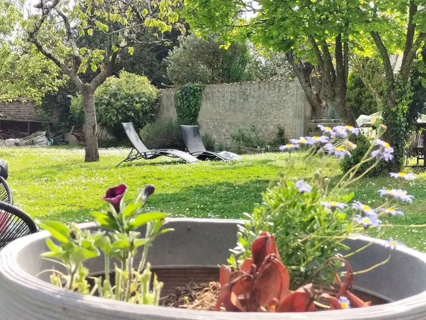 Quiet little haven 5 kms from the port of La Rochelle - Image 1