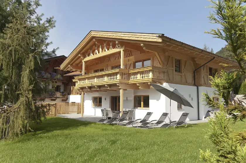 Spacious vacation home with large garden - Image 1