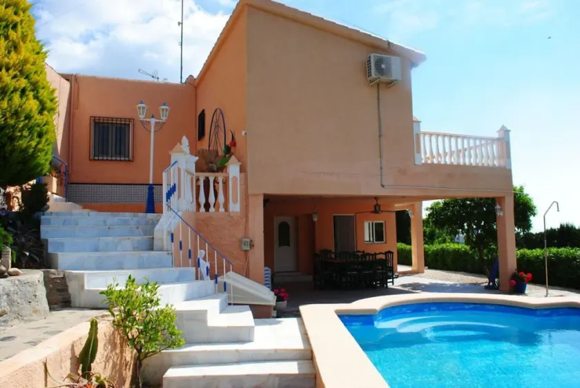 Charmante villa de 4 chambres avec piscine privée, près de la plage - Image 1