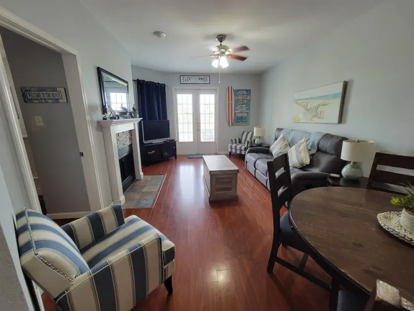\"Sandy Bottoms\" est un beau condo à seulement 1 pâté de maisons de la plage! - Image 1