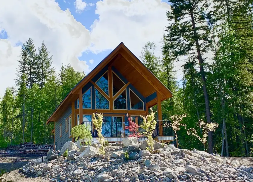 Cozy Driftwood Chalet with Lake and Mountain views, perfect for Couples! - Image 1