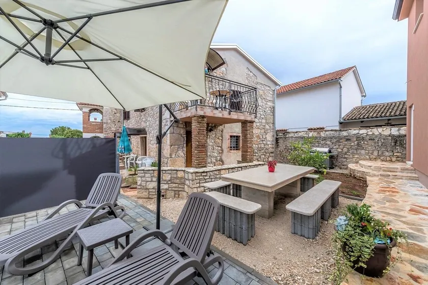 Appartamento Fiorela II in Villa Valtrazza con Piscina Condivisa - Image 1