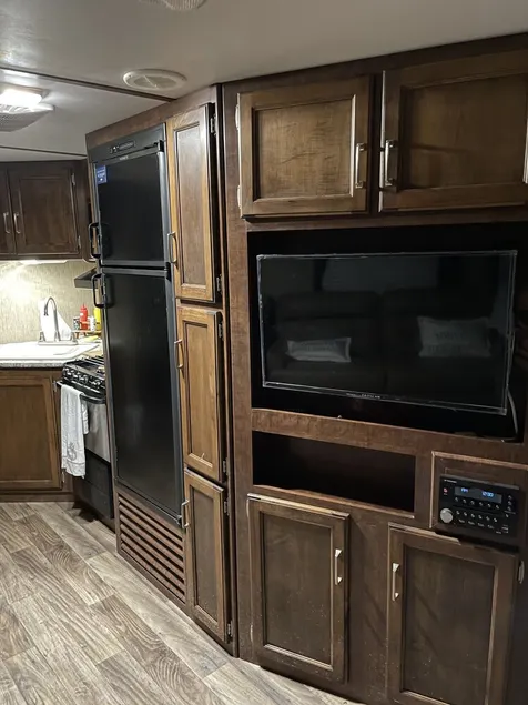 RV in foothills located near stores. Smoking area with fire pit provided. - Image 1