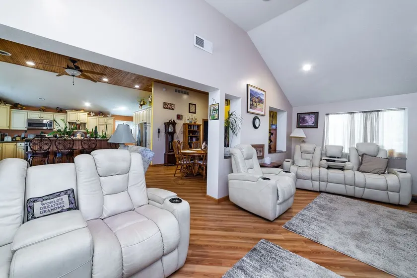 Private spacious beach retreat on Wall Lake. - Image 1