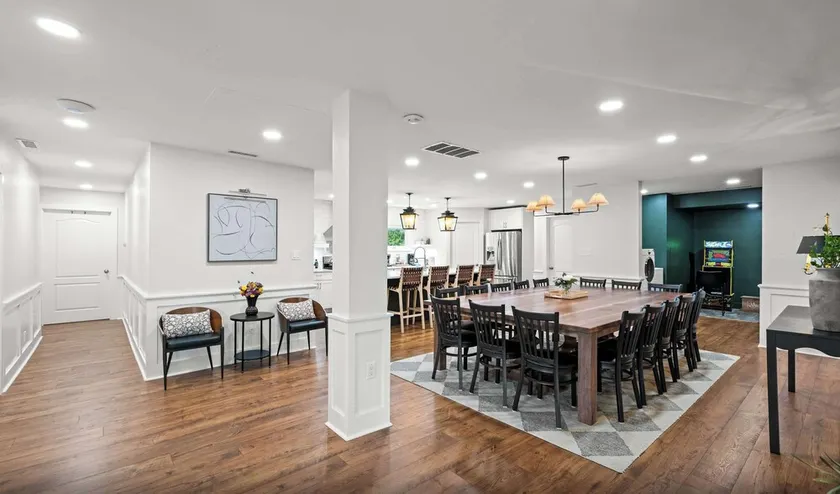 Spacious Home Near Ark, Perfect for 12 Guests - Image 1