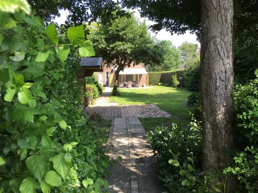 Lovely holiday home with large, private garden - Image 1