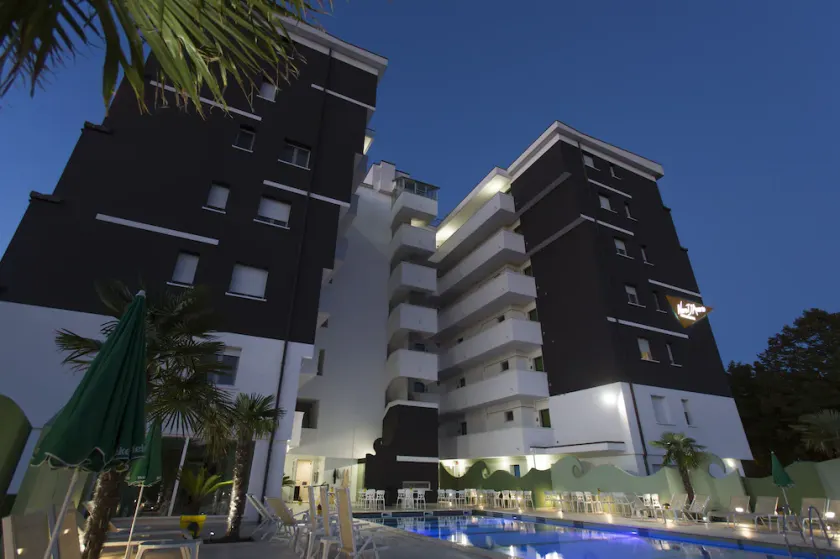 2-bedroom suite - Image 1