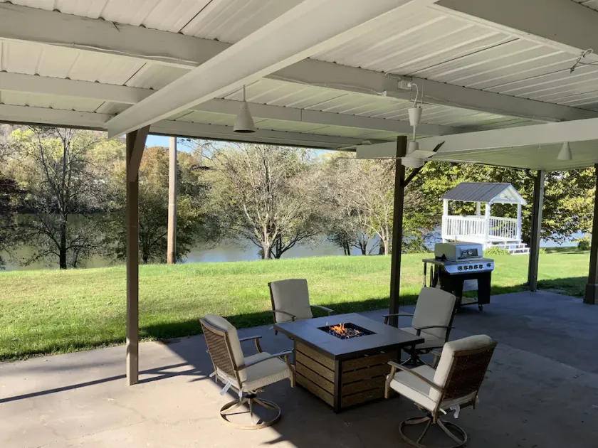 Beautiful River front property - Image 1