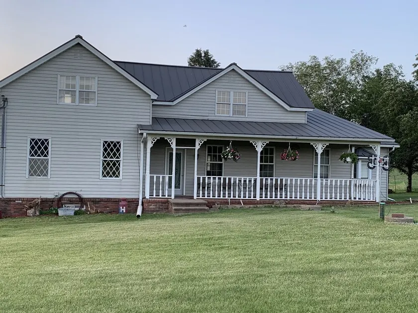 Vintage 2 or 4 Bedroom Farmhouse 1.5 miles from Mondovi - Image 1