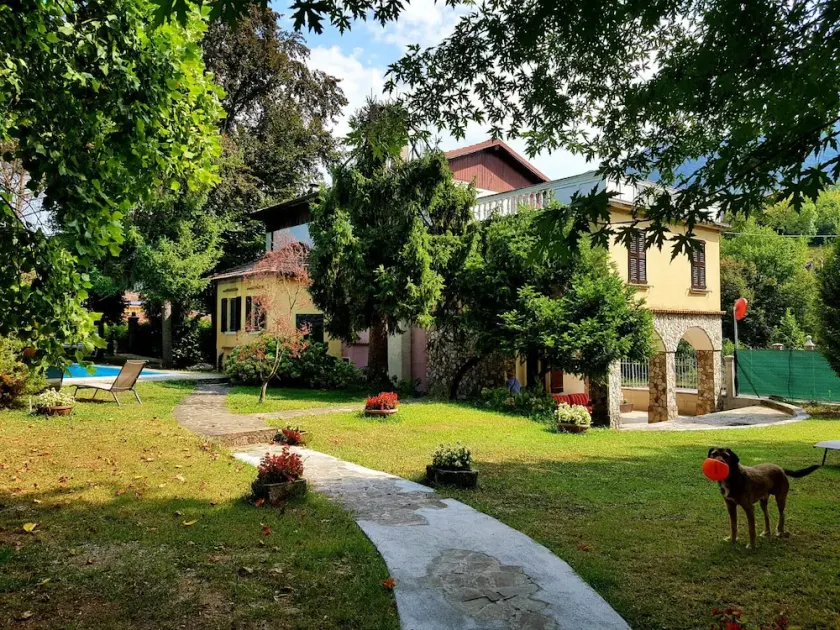 Villa Cesarina, Gardasøen, Salo ', Villa nedsænket i en park med privat swimmingpool - Image 1