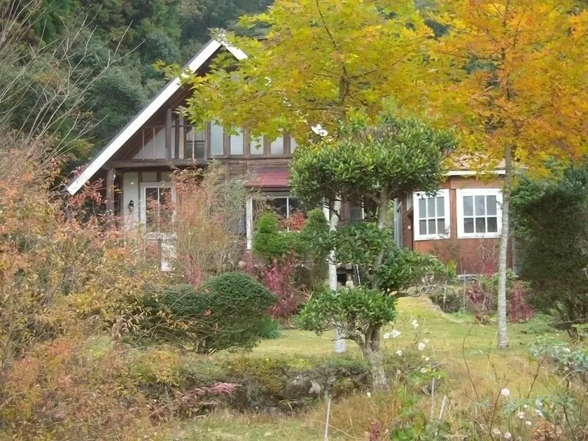 Log e casa per gli ospiti fatti a mano in un ampio giardino con prato - Image 1