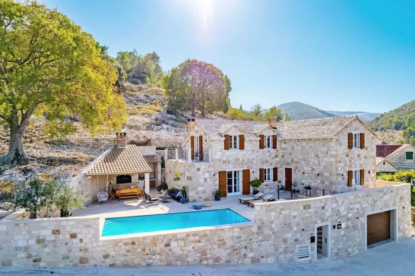 Villa Ani! Traditional and luxurious 4-bedroom villa with heated pool and sea views - Image 1