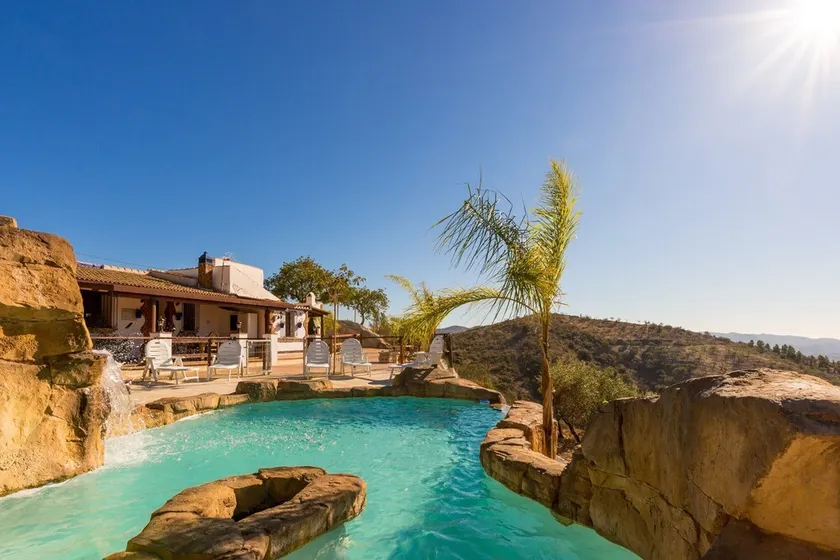 Haustierfreundliches Ferienhaus 'Miramar' mit Garten, privatem Pool, Terrasse und WLAN - Image 1