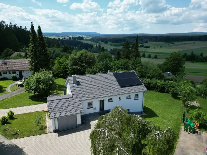 Wunderbares alleinstehendes Ferienhaus mit  W-LAN, TV, Terrasse, Haustiere erlaubt und Panoramablick - Image 1