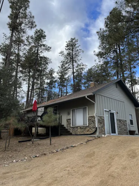 Mountain retreat with close proximity to lake and town square - Image 1