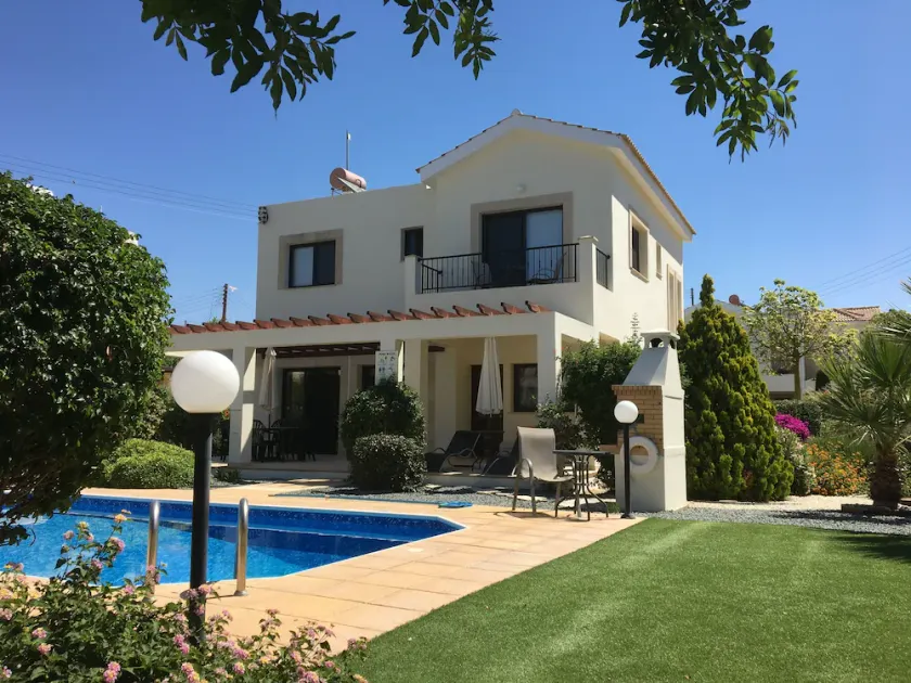 Villa de lujo de 3 dormitorios con piscina privada climatizada y hermosos jardines. - Image 1