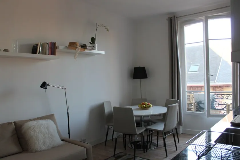 Charming two-room refurbished 50m from the sea - Image 1