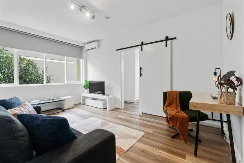 One bedroom apartment in Australia, St Kilda East - Image 1