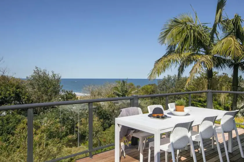 Amazing beach views with a pool. Easy walk to beach and bay - Image 1