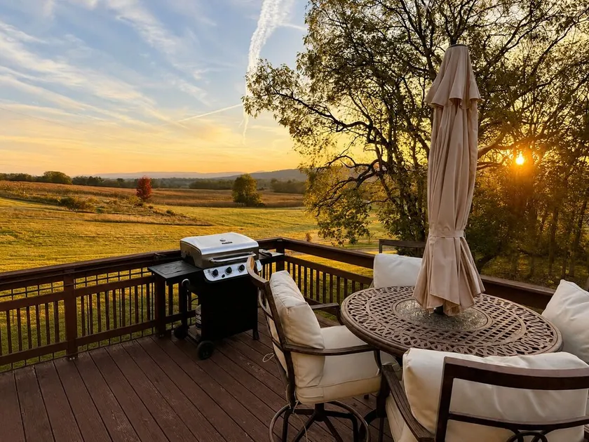 5-Minute Walk to Winery & Battlefield 1-Acre Wine Weekend Getaway w/ Fire Pit - Image 1
