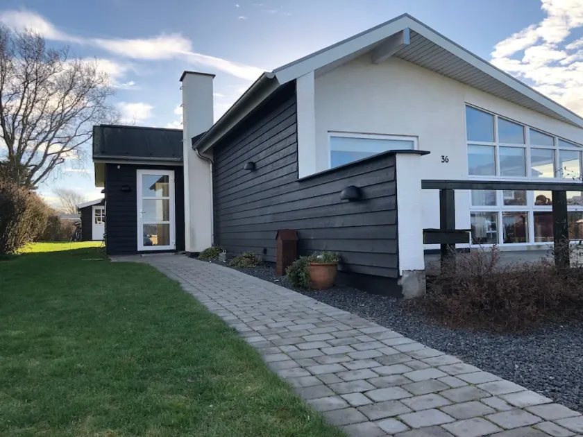 Familjevänligt fritidshus med havsutsikt, bara 300 meter från Östersjön - Image 1