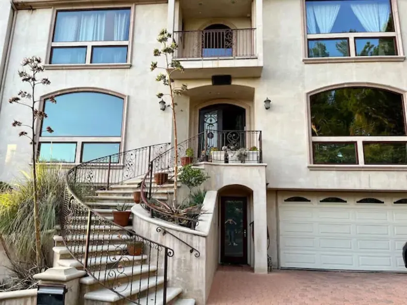 Spacious studio in luxe Brentwood West LA neighborhood - Image 1