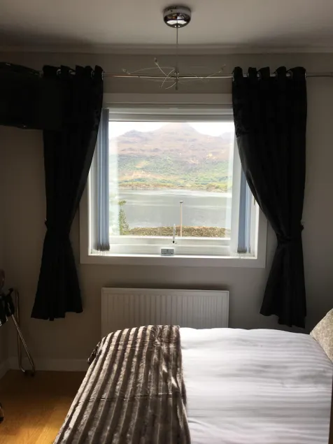 FANTASTISKE VISNINGER !! Kyle. 1 km til Isle of Skye!  En-suite, roligt område. Sæt tv. - Image 1