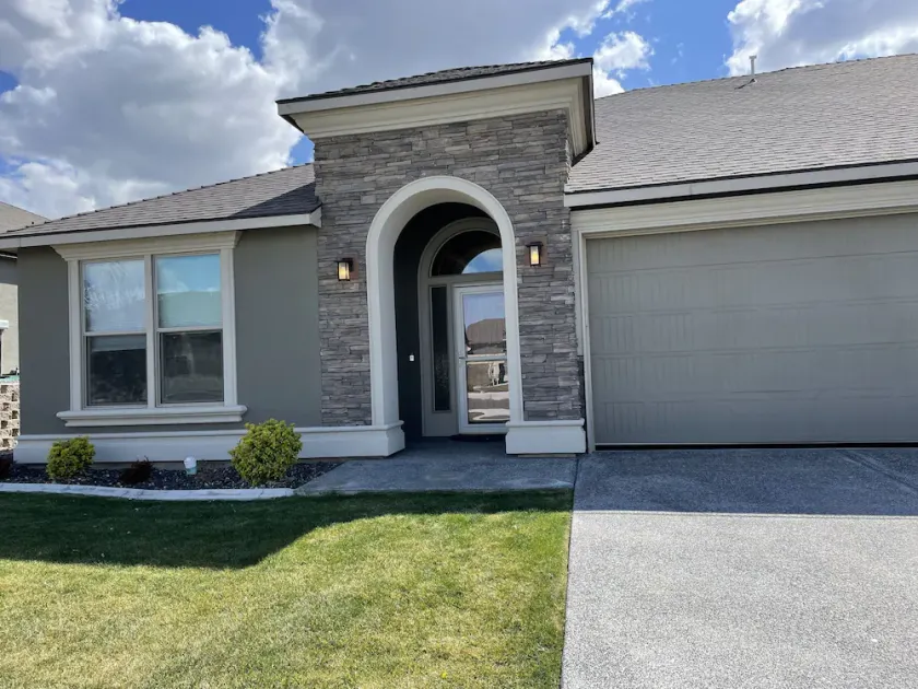 Easy access to I82. Almost new, spotless and spacious close to Trac and Richland - Image 1