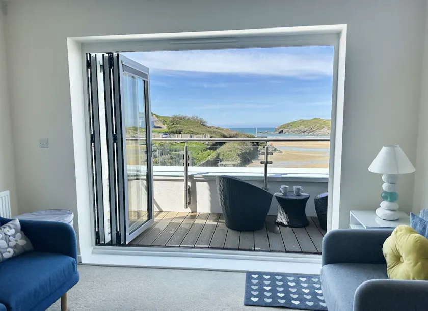 Beautiful Porth beach front 3 bedroom apartment - Image 1