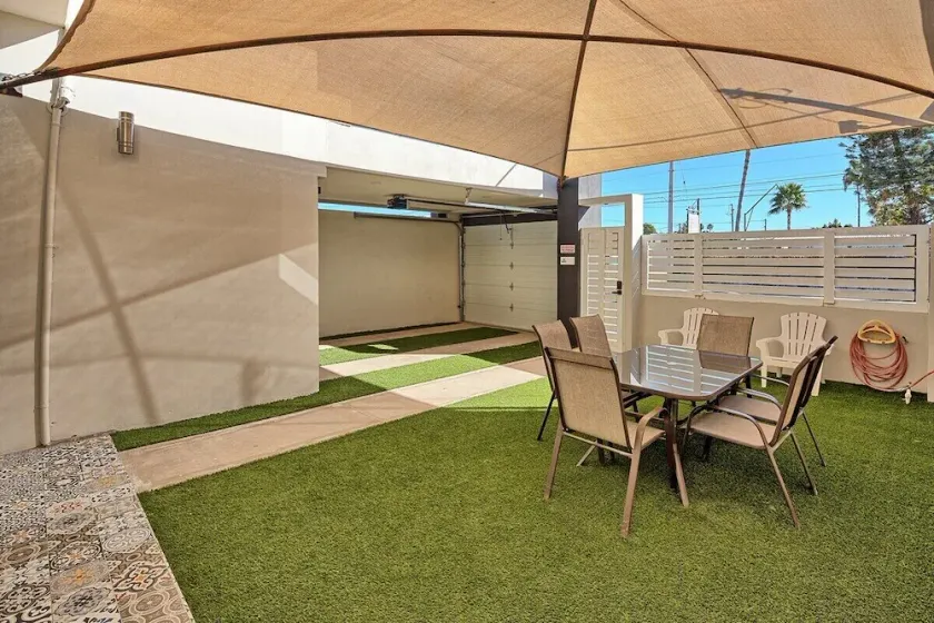 Modern Lux Town Home, 5 Min from Public Beach & Walmart - Image 1