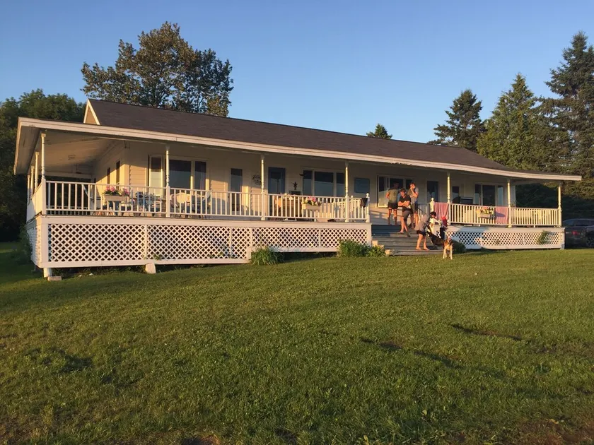 Family-Friendly Willoughby Lake Cottage - Image 1