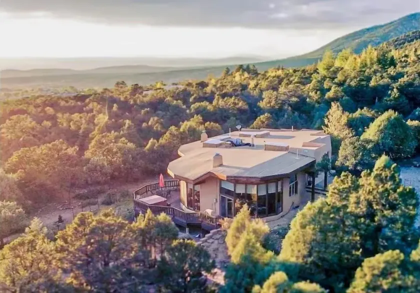 Family friendly adobe w/ Hot Tub, 20 min to Taos Ski Valley - Hiking & Skiing - Image 1