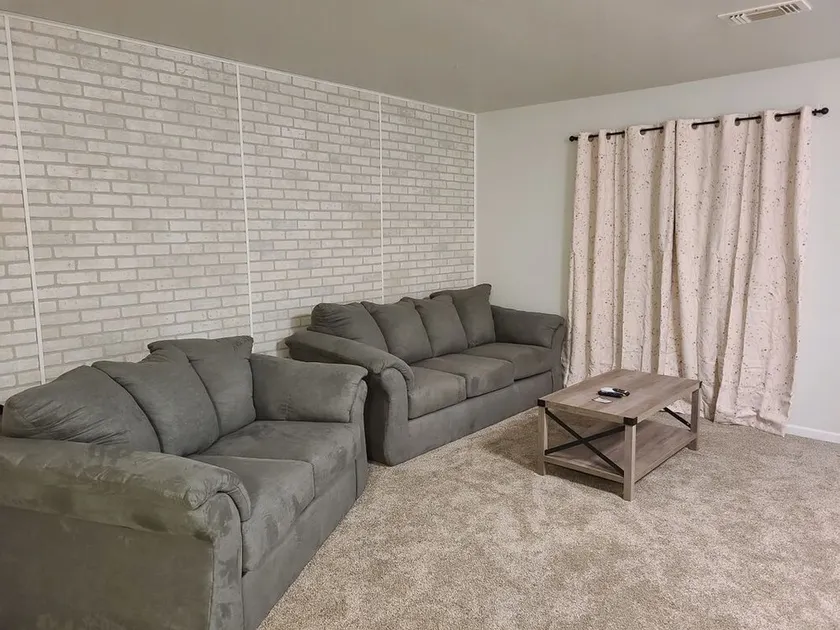 SwinHousing - Main Street Suite, Sleeps 8 - Image 1