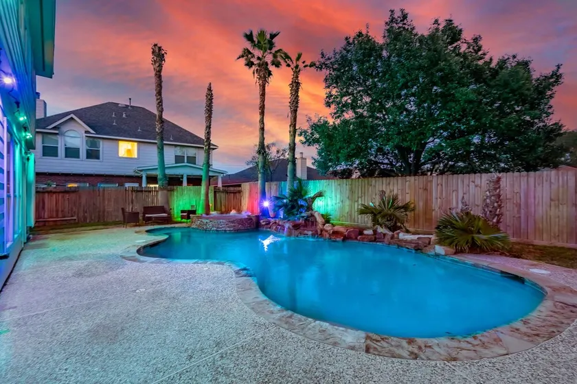 Perfect getaway with pool,hot tub and private gym - Image 1
