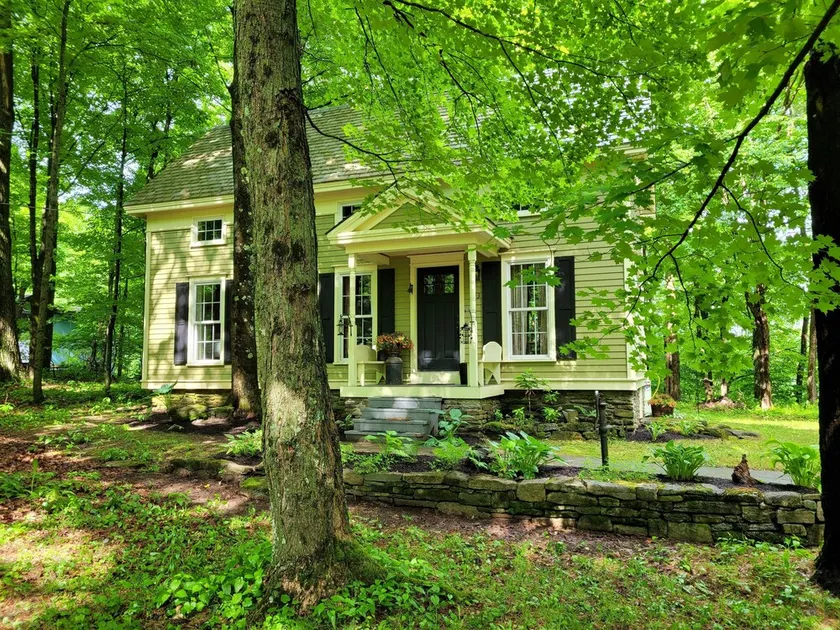 Located in the beautiful Heldebergs, This is a cute little house you will love. - Image 1