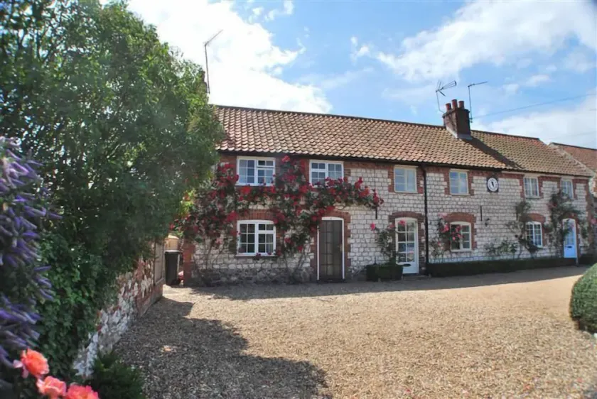 Ett charmigt exempel på en traditionell tegelsten och flint Norfolk stuga i Thornham. - Image 1