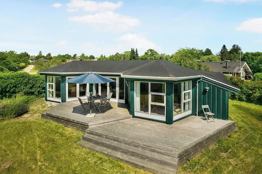 Scenic summer house near quiet lapping waves - Image 1