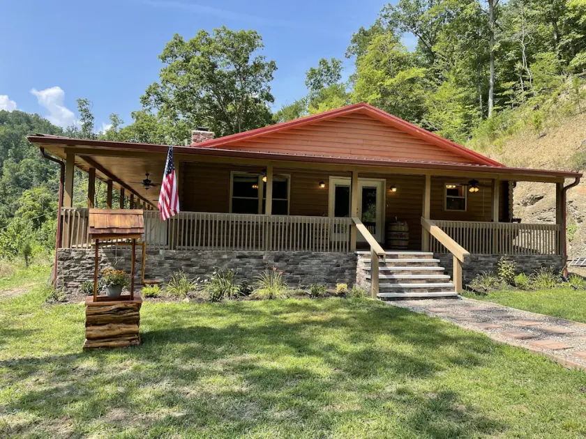 Spacious 3 bedroom cabin with hot tub - Image 1
