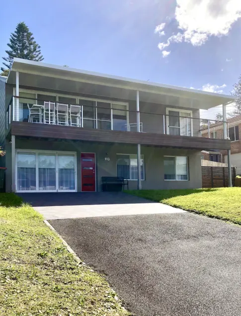 Relaxing & spacious holiday home, 2 minute walk to beach - Image 1