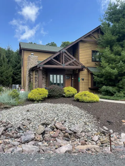 Rock's Ridge: Stunning Poconos Townhouse with Hot Tub, Fire Pit & Skiing Nearby! - Image 1
