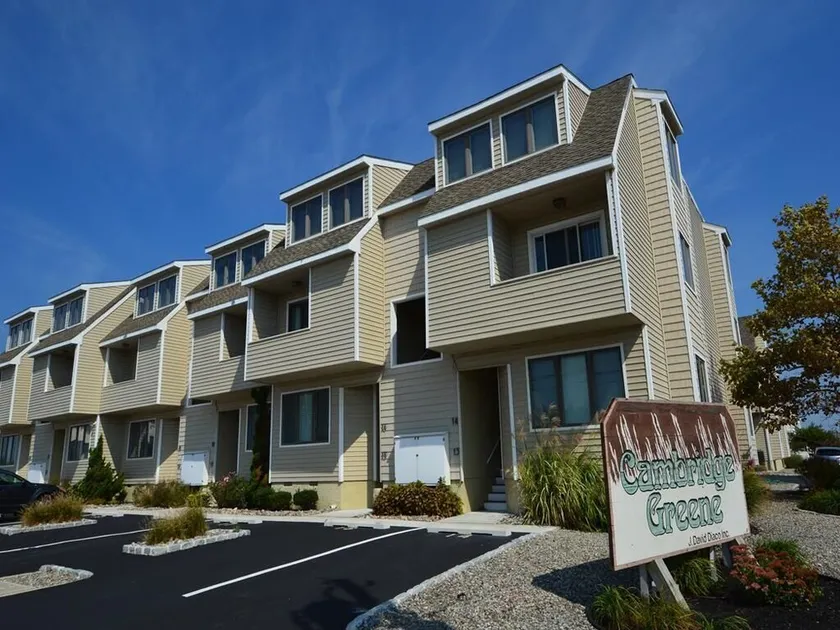 Popular Cambridge Greene 2 level Townhouse with an on-site POOL! - Image 1