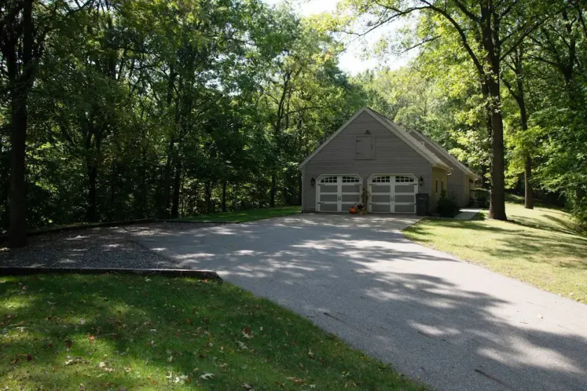 Beautiful Private Setting !!! - Image 1